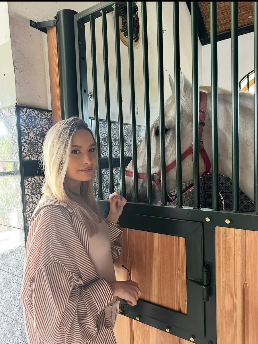 Mina Stanić sa konjem u štali